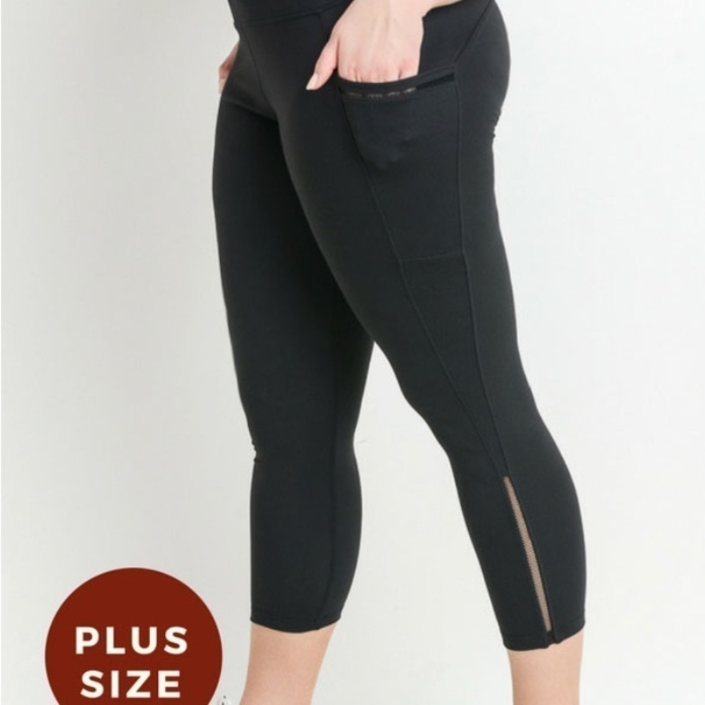 Plus size high waisted black leggings w pockets
